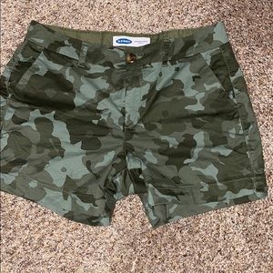 Floral/camo everyday mid rise shorts
